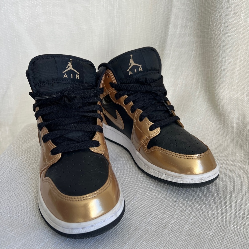 Jordan 1 Mid Se Black and Gold Sneakers